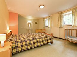 Glorious Holiday Home in Wéris with Hot Tub