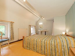 Glorious Holiday Home in Wéris with Hot Tub