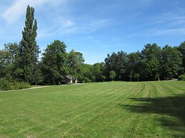 Glorious Holiday Home in Wéris with Hot Tub