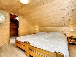 Cozy & Luxurious Chalet with Sauna, Hot Tub, Large Garden, Covered Ter