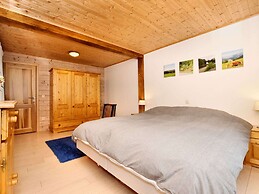 Cozy & Luxurious Chalet with Sauna, Hot Tub, Large Garden, Covered Ter