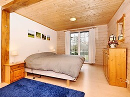 Cozy & Luxurious Chalet with Sauna, Hot Tub, Large Garden, Covered Ter