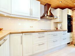 Cozy & Luxurious Chalet with Sauna, Hot Tub, Large Garden, Covered Ter