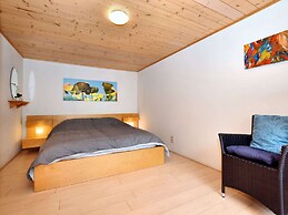 Cozy & Luxurious Chalet with Sauna, Hot Tub, Large Garden, Covered Ter