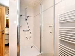 Cozy & Luxurious Chalet with Sauna, Hot Tub, Large Garden, Covered Ter