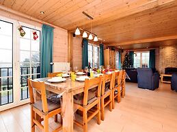 Cozy & Luxurious Chalet with Sauna, Hot Tub, Large Garden, Covered Ter