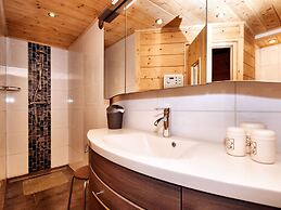 Cozy & Luxurious Chalet with Sauna, Hot Tub, Large Garden, Covered Ter