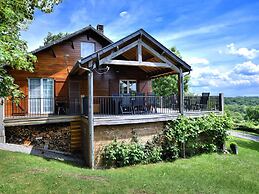 Cozy & Luxurious Chalet with Sauna, Hot Tub, Large Garden, Covered Ter