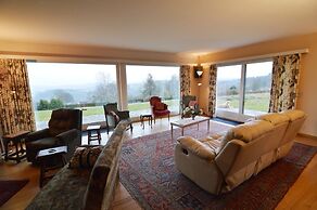 Hillside Retreat With Pond