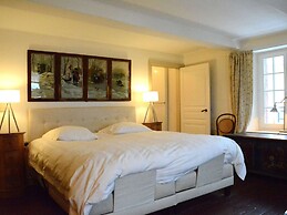 Cozy Holiday Home in Bièvre with Hot Tub