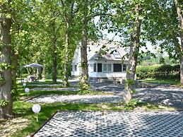 Superb Holiday Home With Garden in Serinchamps