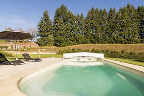 Poolside Luxury Villa in Montignac