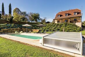 Poolside Luxury Villa in Montignac