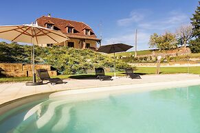 Poolside Luxury Villa in Montignac