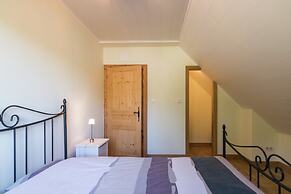 Poolside Luxury Villa in Montignac
