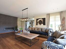 Tasteful Mansion in Lichtervelde with Hot Tub