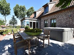Tasteful Mansion in Lichtervelde with Hot Tub
