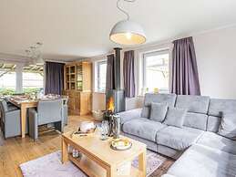 Quiet Villa with Hot Tub & Sauna