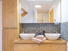 Quiet Villa with Hot Tub & Sauna