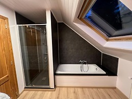 Quiet Villa with Hot Tub & Sauna