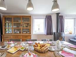 Quiet Villa with Hot Tub & Sauna