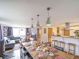 Quiet Villa with Hot Tub & Sauna