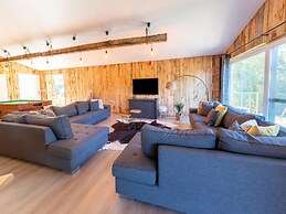 Lush Chalet Near Lake of Butgenbach