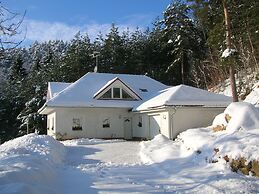 Comfortable Detached House With Large Garden