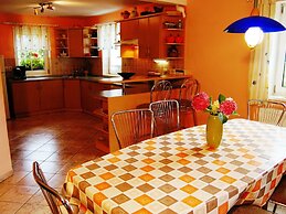 Comfortable Detached House With Large Garden