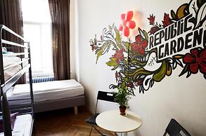 The Republic Garden - Hostel