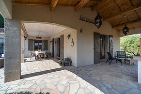 Relaxing Villa Near Lake & Beaches