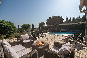 Relaxing Villa Near Lake & Beaches