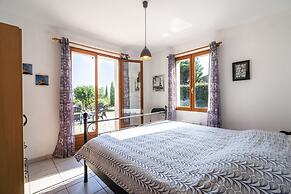 Relaxing Villa Near Lake & Beaches