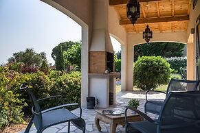 Relaxing Villa Near Lake & Beaches
