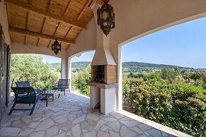 Relaxing Villa Near Lake & Beaches