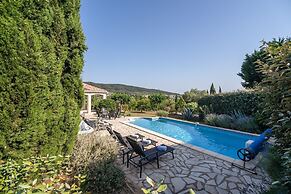 Relaxing Villa Near Lake & Beaches