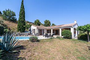 Relaxing Villa Near Lake & Beaches