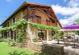 Large Farmhouse With Private Garden