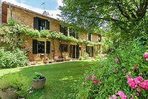 Large Farmhouse With Private Garden