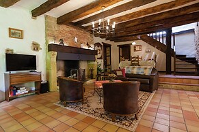 Large Farmhouse With Private Garden