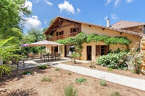 Large Farmhouse With Private Garden
