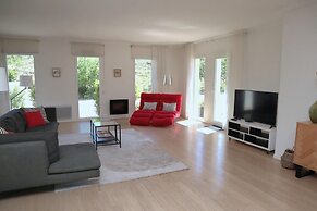 Spacious Villa With Heated Pool and EV Charger