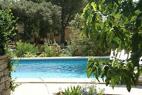 Saint-maximin: Pool & Peace