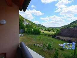 Homely Apartment with BBQ in Riedenburg Prunn near Forest