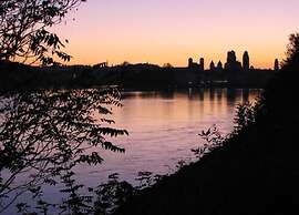 Cushy Apartment with Hot Tub, Sauna, Solarium, BBQ, Balcony