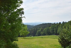 Cushy Apartment with Hot Tub, Sauna, Solarium, BBQ, Balcony