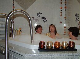 Cushy Apartment with Hot Tub, Sauna, Solarium, BBQ, Balcony