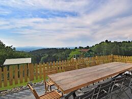 Cushy Apartment with Hot Tub, Sauna, Solarium, BBQ, Balcony