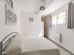 Cozy Hillside Escape in Berre
