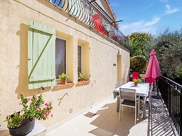 Cozy Hillside Escape in Berre